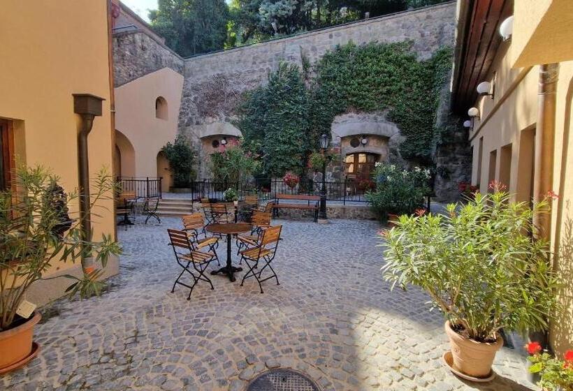 דירת חדר, Red Lion Pub & Apartments Szentendre