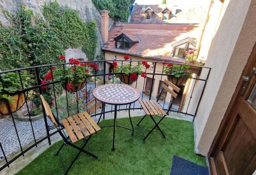 Апартаменты 1 Спальня, Red Lion Pub & Apartments Szentendre