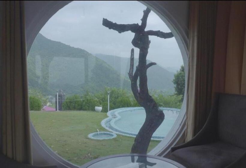 חדר סטנדרט נוף לבריכה, The Bohemian Casa Dehradun