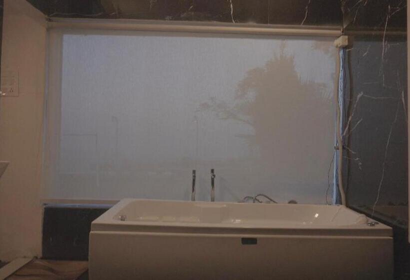 חדר סטנדרט נוף להרים, The Bohemian Casa Dehradun