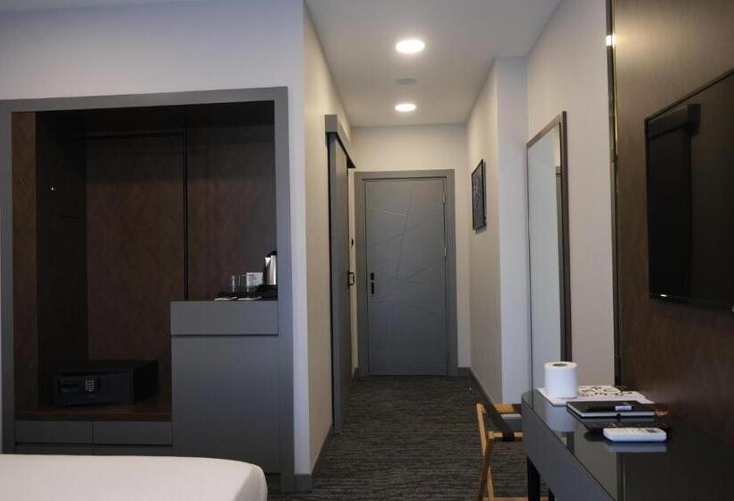 디럭스 룸, Four Reels