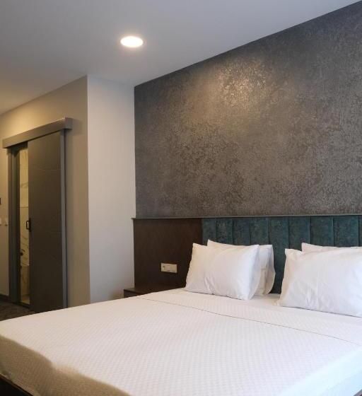 디럭스 룸, Four Reels