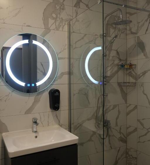 디럭스 룸, Four Reels