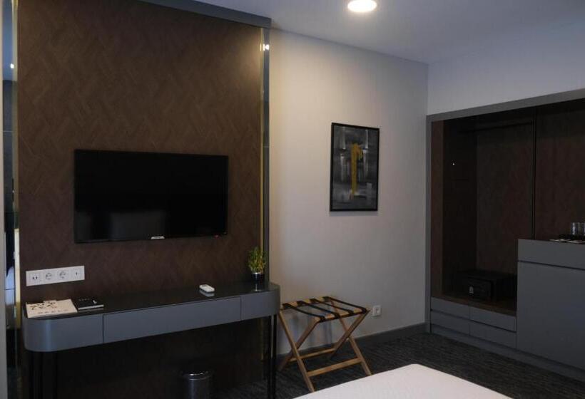 디럭스 룸, Four Reels