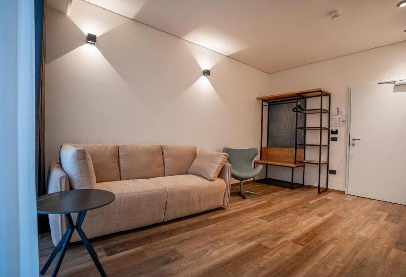 اتاق خانوادگی, Lonca   Superior