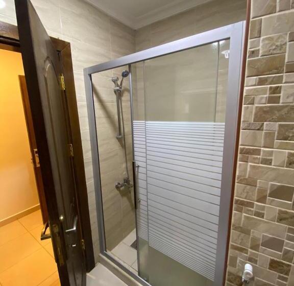 اتاق خانوادگی با چشمانداز کوه, Mariam Boutique