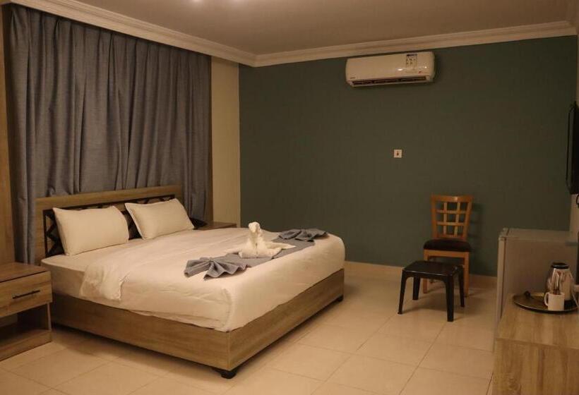 اتاق خانوادگی با چشمانداز کوه, Mariam Boutique