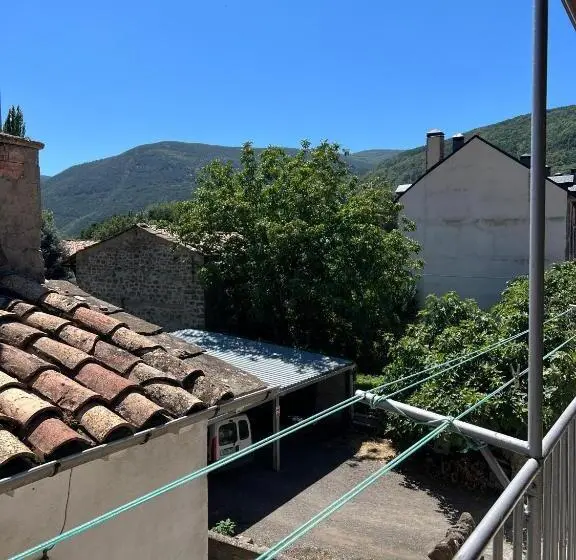 Talo 3 Makuuhuonetta, Casa Girasol