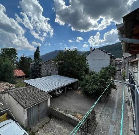 Talo 3 Makuuhuonetta, Casa Girasol