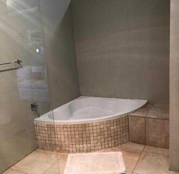 חדר סטנדרט, The Water Wheel