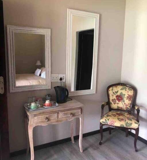 חדר סטנדרט נוף לאגם, The Water Wheel