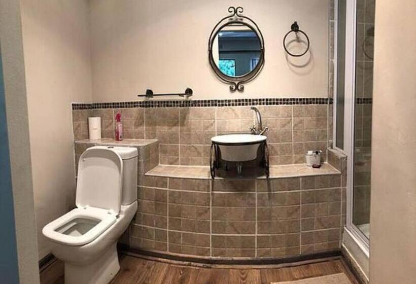 חדר סטנדרט, The Water Wheel