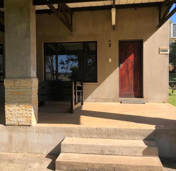 חדר סטנדרט נוף לאגם, The Water Wheel