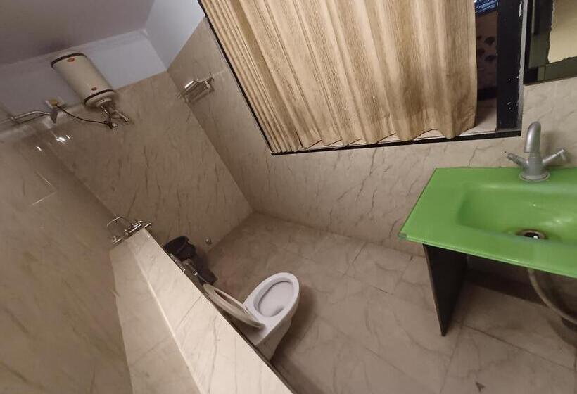 Номер Deluxe, V Inn Sindhi Camp