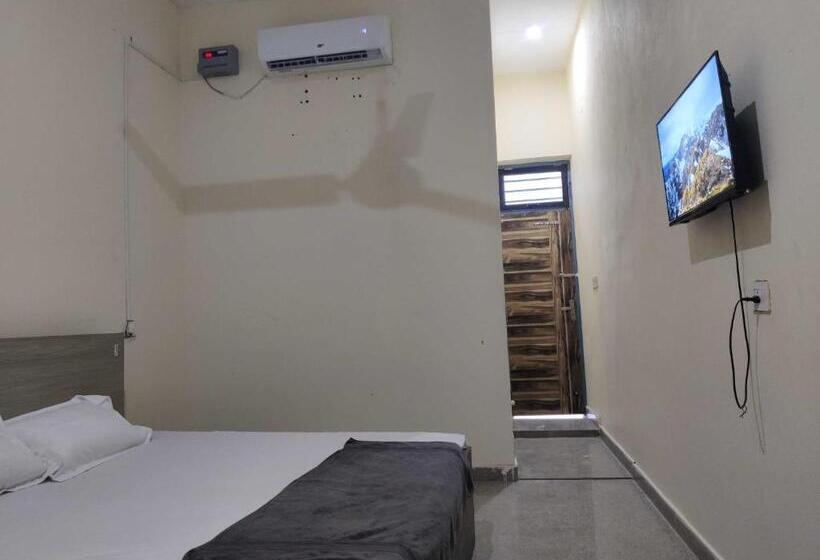 트리플 클래식 룸, Oyo Hotel Andaaz Residnecy