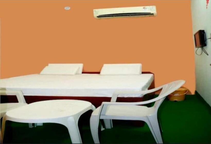 Трехместный Номер Классика, Oyo Rana Palace Hotel & Restaurant