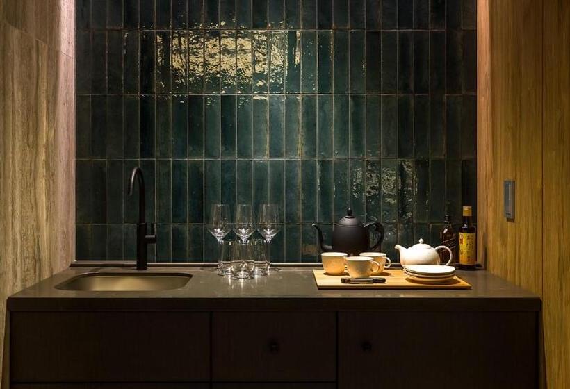 غرفة قياسية مزوَّدة بتراس, Kinugawa Keisui