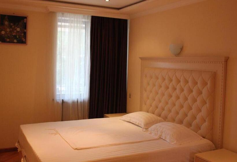سوییت با چشم‌انداز کوه, Grand Hotel Kapan, Armenia