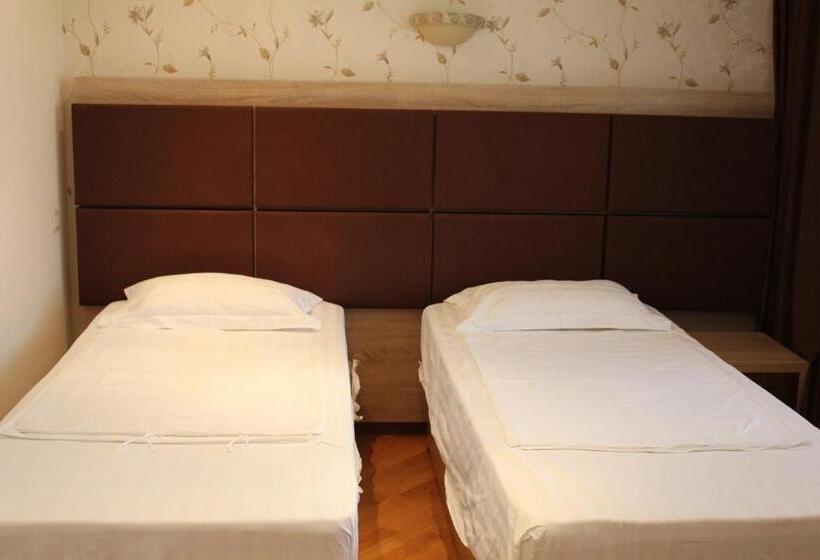 اتاق لوکس با بالکن, Grand Hotel Kapan, Armenia