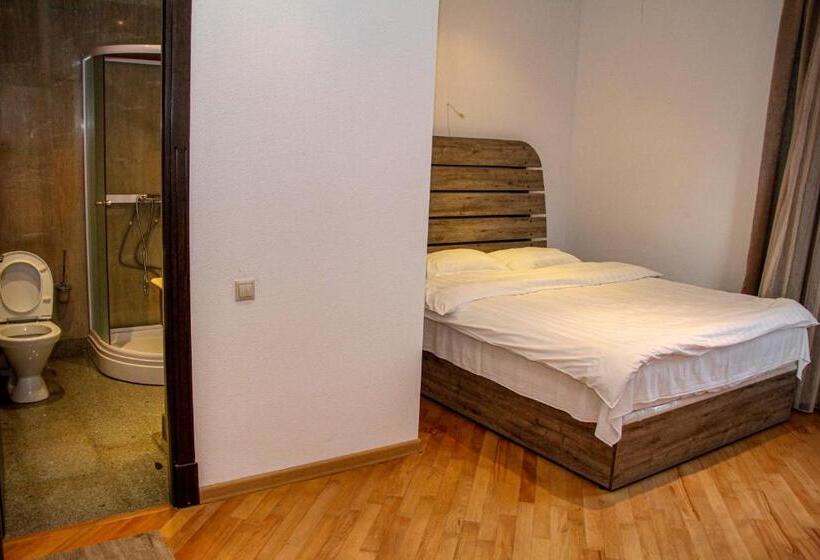 高品质的四人房间, Grand Hotel Kapan, Armenia