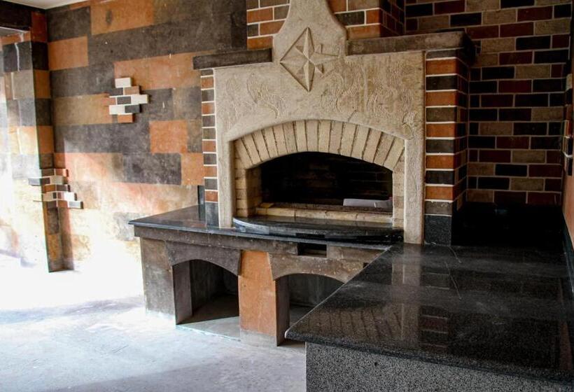 高品质的四人房间, Grand Hotel Kapan, Armenia