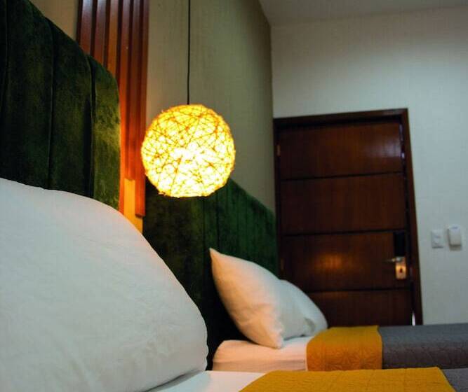 غرفة قياسية رباعية, Acacia