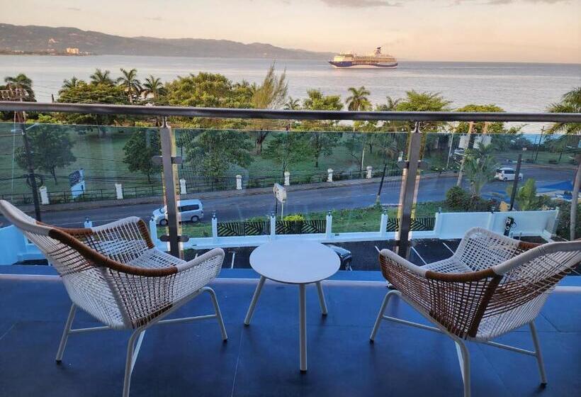 اتاق سوپریور با تخت بزرگ, 39 Jamaica