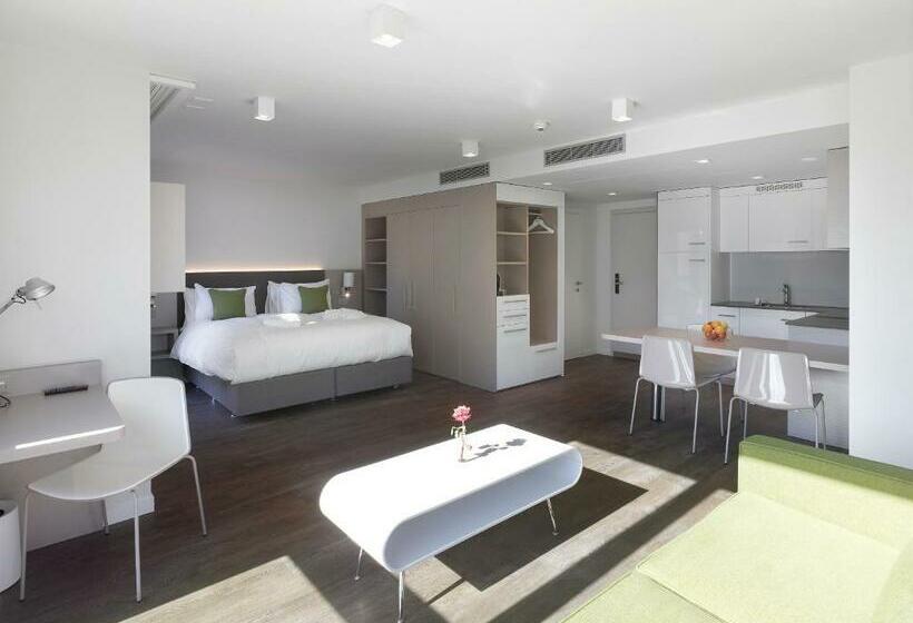 Студио Executive, Base Nyon