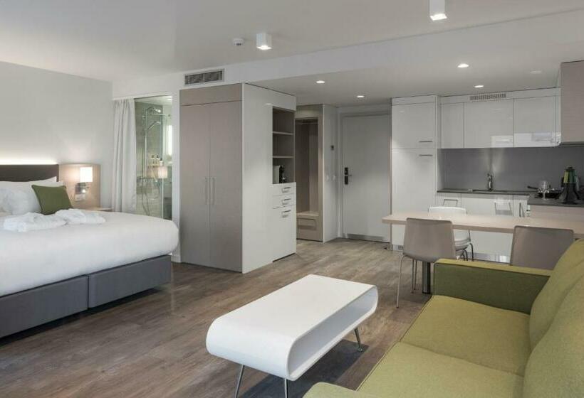 Студио Executive, Base Nyon