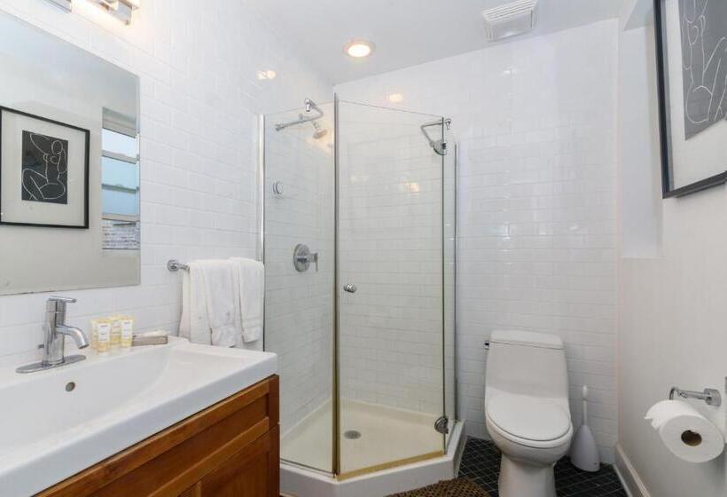 غرفة قياسية سرير كينج, House 5863  Chicago S Premier Bed And Breakfast