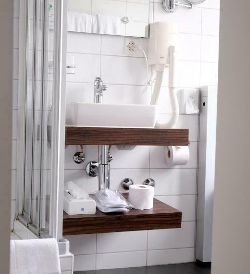 标准单人间, Jakob