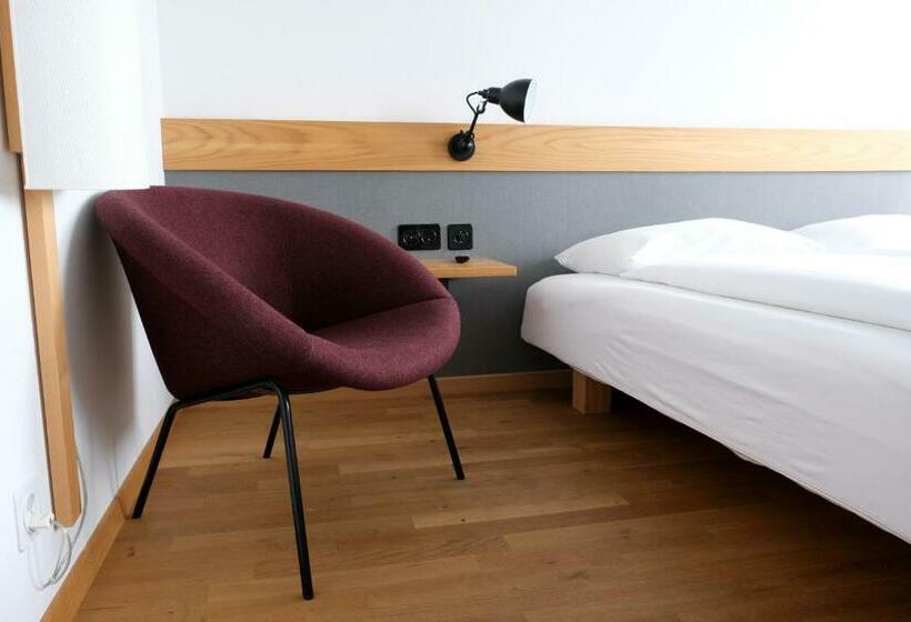 带共用浴室的标准房间, Jakob