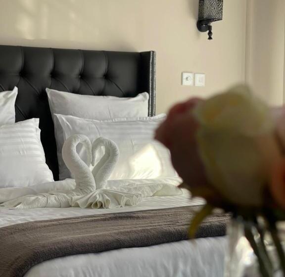 اتاق اجرایی, The Ace