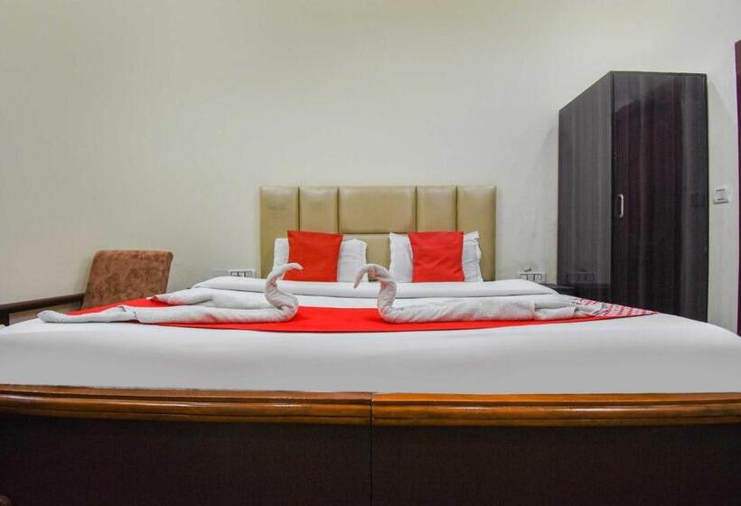 Deluxe Trippelrum, Oyo Hotel Urban Nest