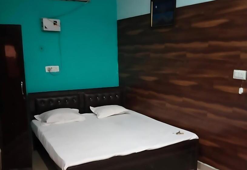 Номер Стандарт, Shriveni Madhav Hotel Near Kalindi Floating Restaurant