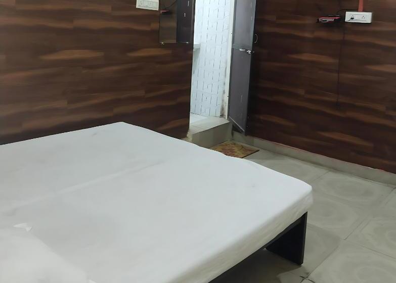 Номер Стандарт, Shriveni Madhav Hotel Near Kalindi Floating Restaurant