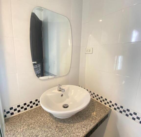 חדר סטנדרט לארבעה, The Best One Chiang Mai