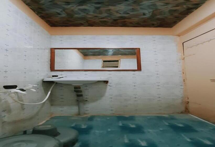 חדר בסיסי לשלושה, Sitaram Palace Shirdi