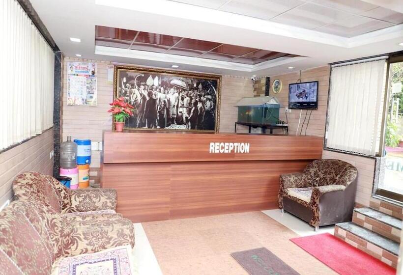 חדר בסיסי לשלושה, Sitaram Palace Shirdi