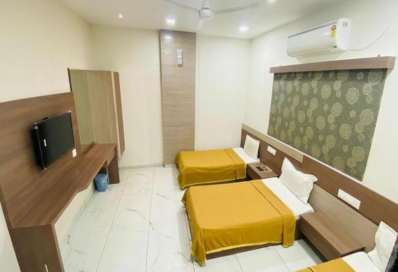 Номер Стандарт Трехместный, Non Ac Richa Hotel Palace Vadodara
