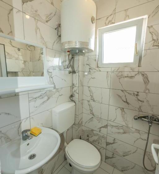 اتاق ساده سه‌ نفره, Apartmani Medovic