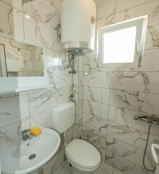 اتاق ساده سه‌ نفره, Apartmani Medovic