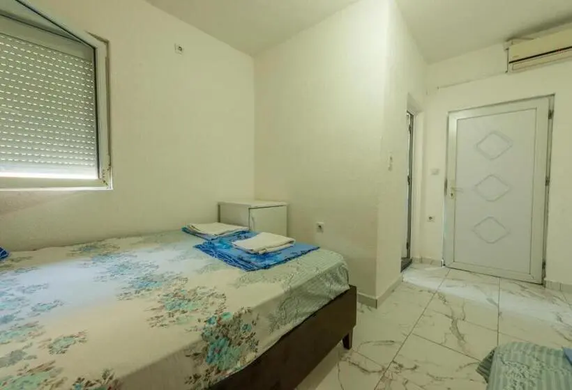اتاق ساده سه‌ نفره, Apartmani Medovic