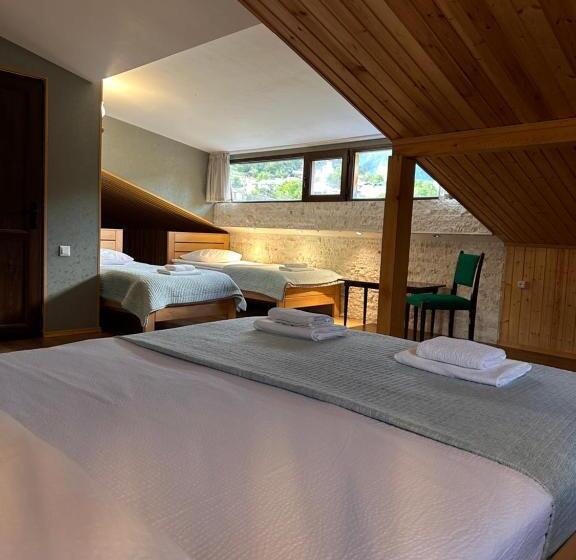 اتاق خانوادگی, Bala S House