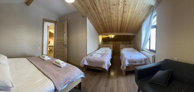 اتاق خانوادگی با چشم‌انداز کوه, Bala S House