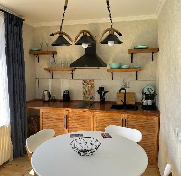 اتاق خانوادگی, Bala S House