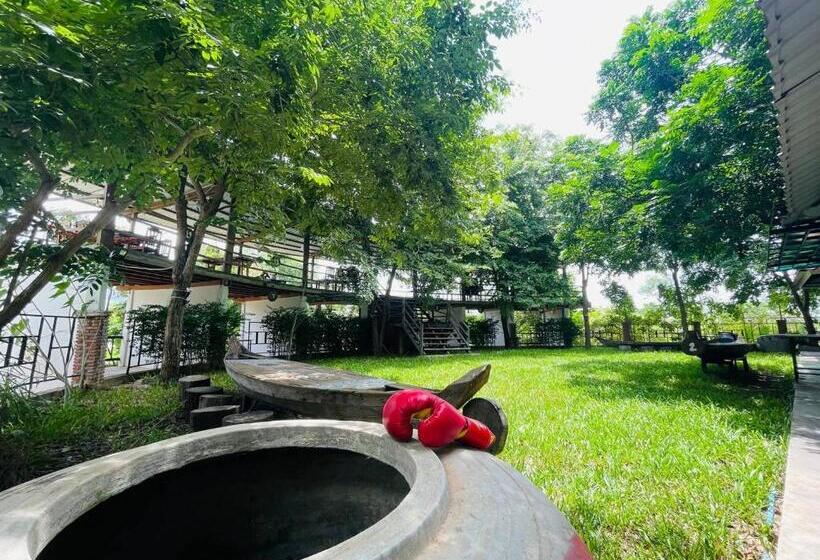 חדר משפחתי, Bat Rice Resort