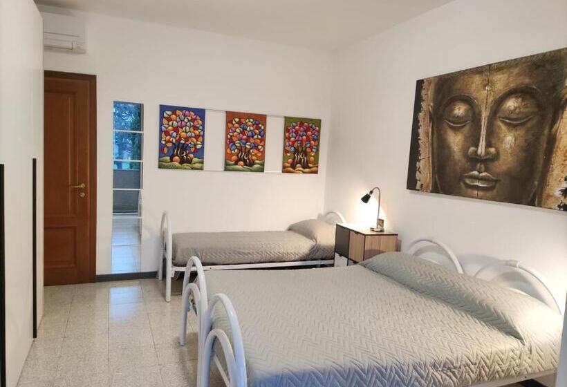 Standard Triple Room with Terrace, B&b Ariosto 26