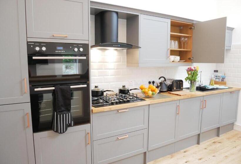 منزل غرفة نوم واحدة, The Lakes Getaway And Hot Tub