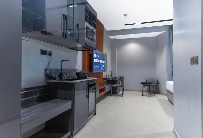 استودیوی لوکس, Gta Hotel Ikeja